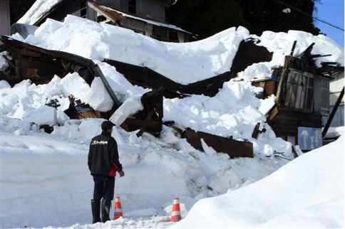 雪の重みで倒壊した作業小屋