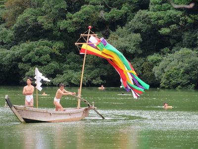 六色仏旗の手漕ぎ船