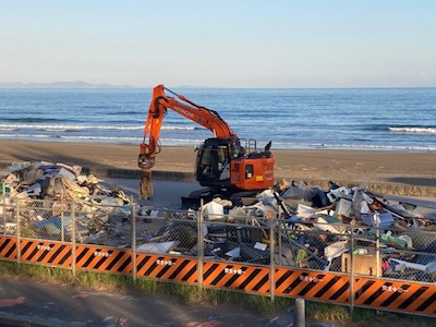 静波海岸災害ゴミ置き場